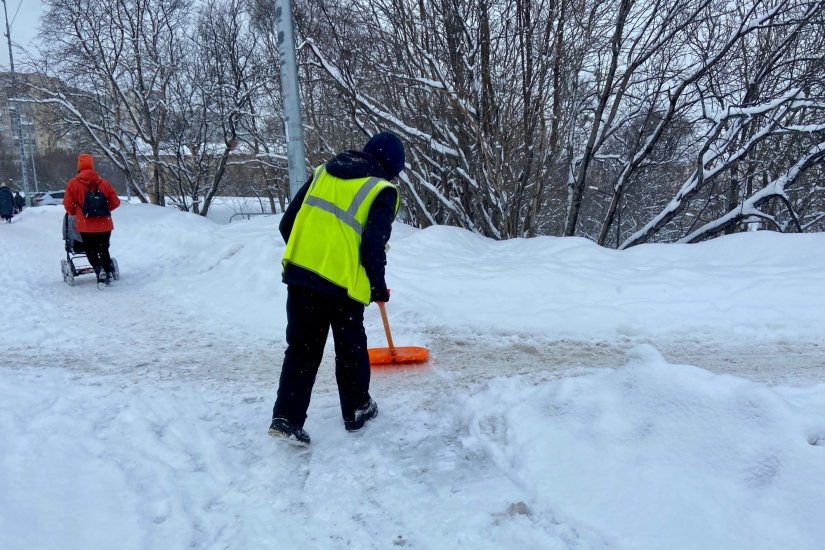 Коммунальные службы Североморска вновь вышли на борьбу со снегом
