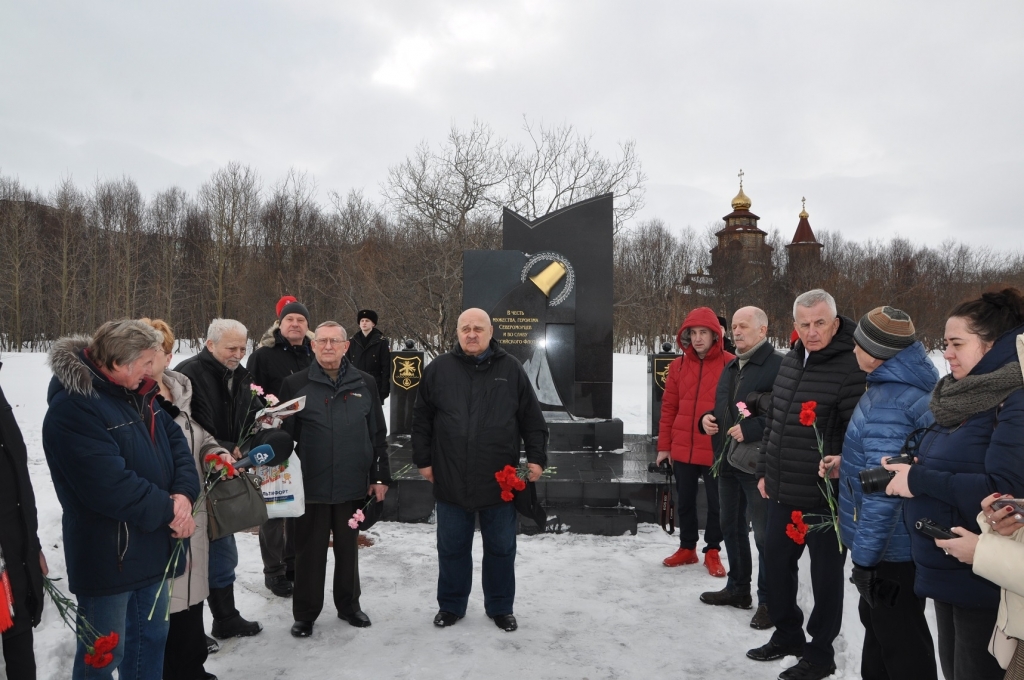 Новости комсомолец. День памяти моряков подводников. Памяти погибших подводников. Митинг ко Дню Победы у памятника. День погибших моряков подводников.