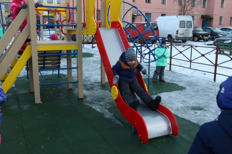 Детская североморск. Детская площадка Североморске 3. Новая детская площадка Североморск Сизова. Детская площадка на Сизова Североморск. Североморск детская площадка на Приморской площади.