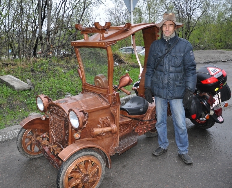 Трехколесный деревянный автомобиль