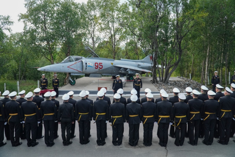 На Северном  флоте открыли памятник палубной авиации