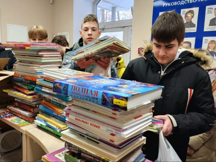 Североморцы активно участвуют в акции "Книги - детям Донбасса"