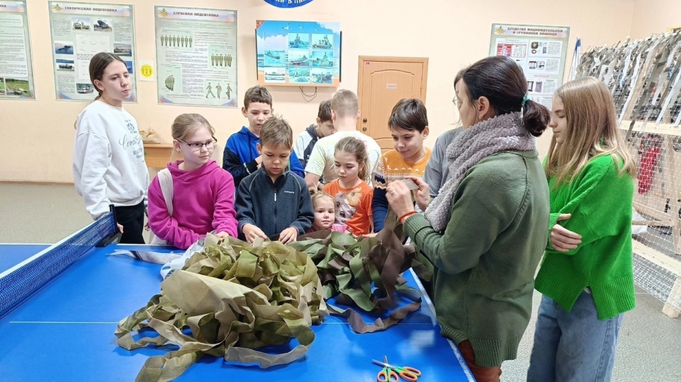 Дети из Североморска сплели маскировочные сети для бойцов СВО