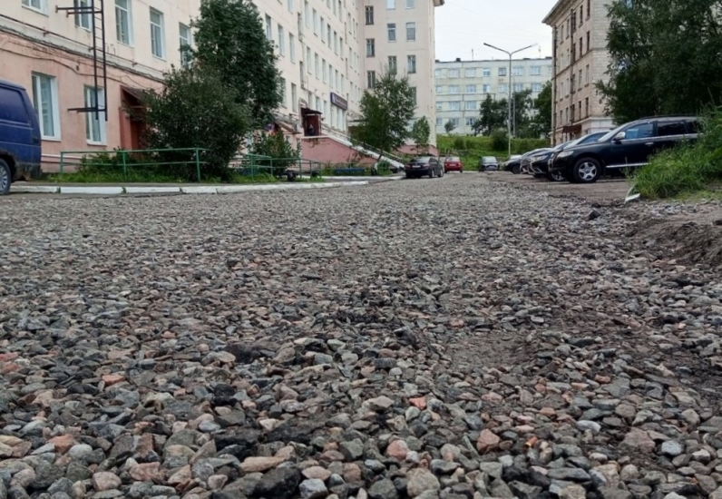 В 10 дворах Североморска проведут ямочный ремонт