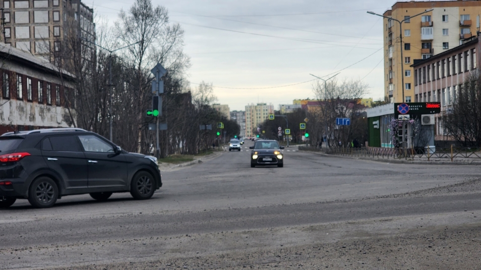 В Североморске ведутся работы по ямочному ремонту