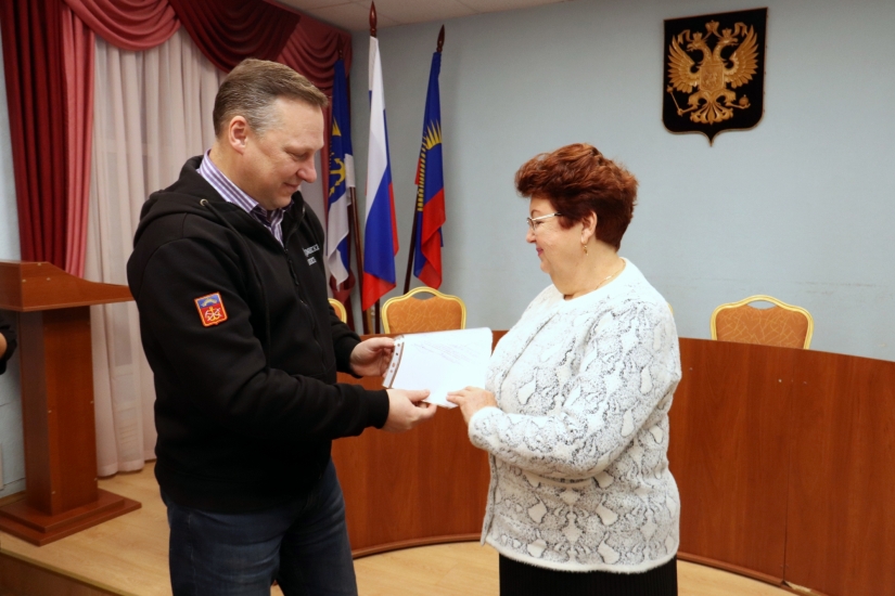 Еще двум североморским семьям вручили государственные жилищные сертификаты