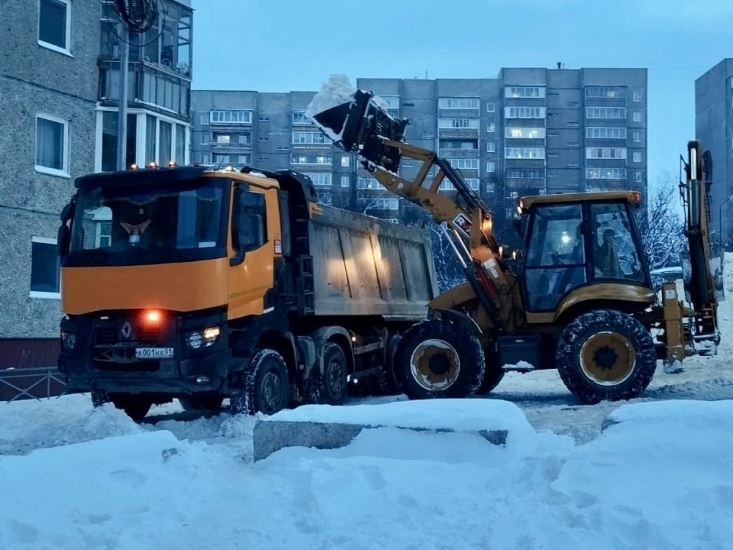 Глава ЗАТО Североморск Владимир Евменьков провел традиционный "коммунальный час"