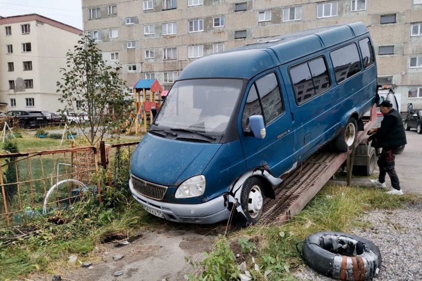 В Североморске эвакуировали еще два брошенных автомобиля