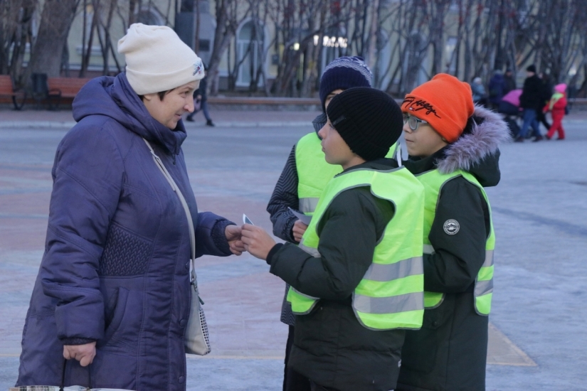 Североморские школьники напомнили водителям и пешеходам о безопасности на дорогах