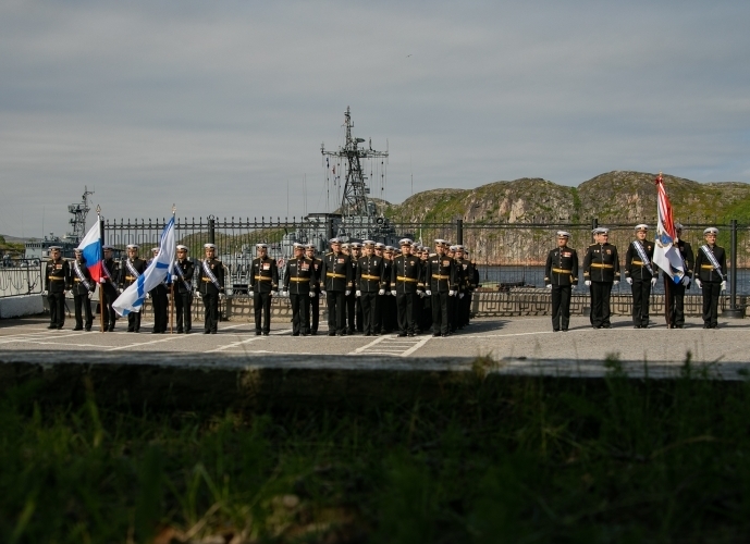 Командующий Северным флотом вручил штандарт новому командующему Кольской флотилией 