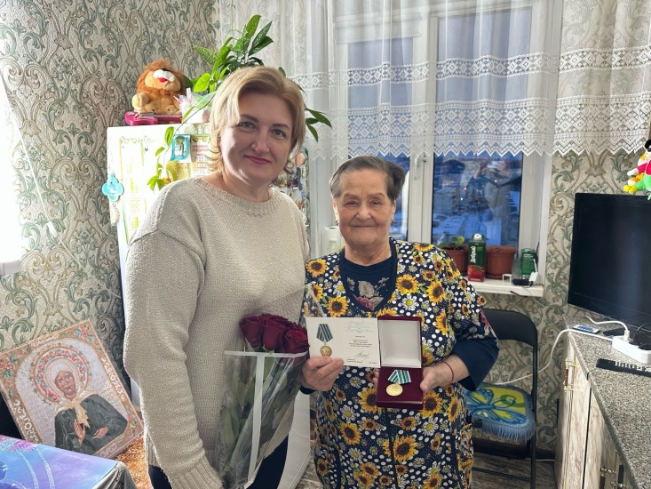 Юбилейные медали вручили "детям войны"