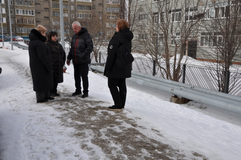 Проверили содержание подъездов к социальным объектам