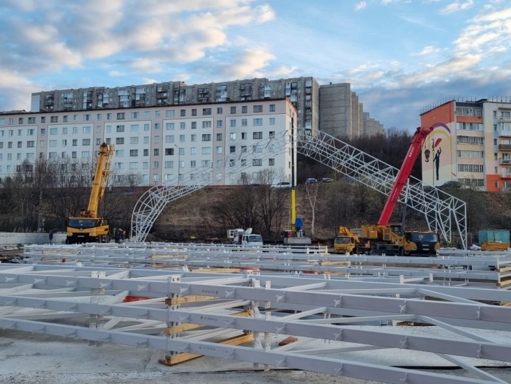 В Североморске начали собирать купол ледовой арены 