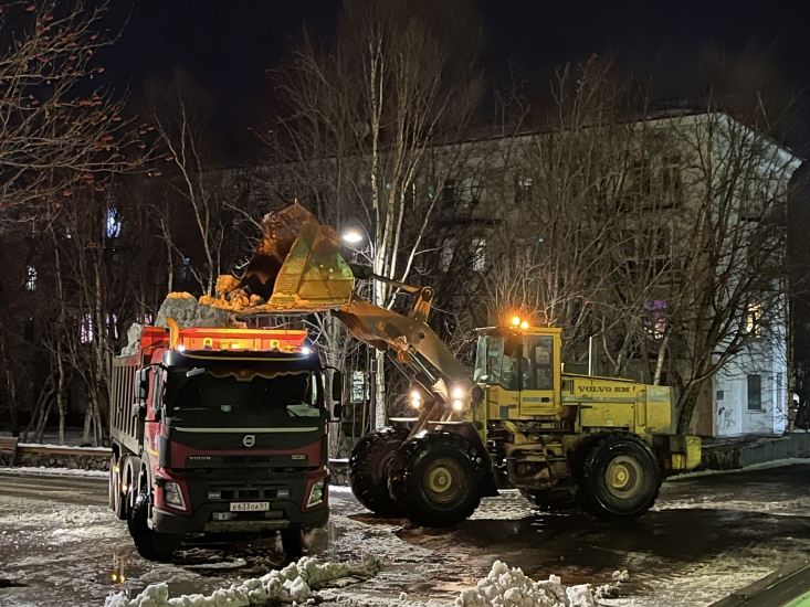  С североморских дорог вывезли 79 кубометров снега