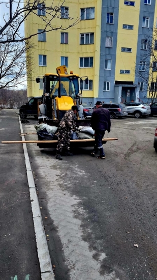 Работа по уборке песка и мусора продолжается