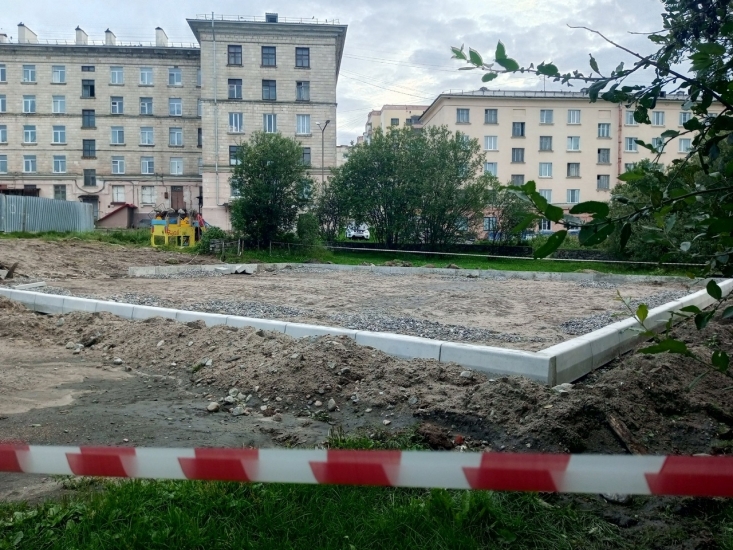 Началось обустройство детской площадки на улице Душенова
