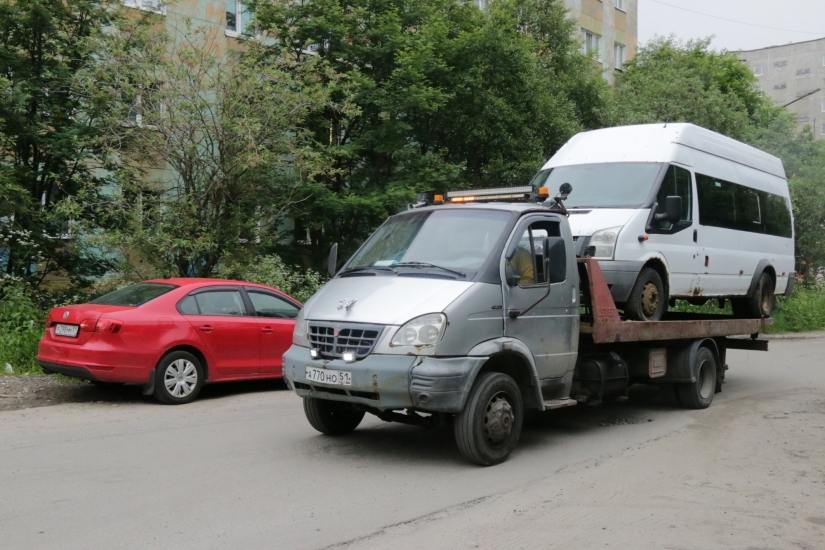 В Североморске продолжается эвакуация брошенных и разукомплектованных автомобилей 