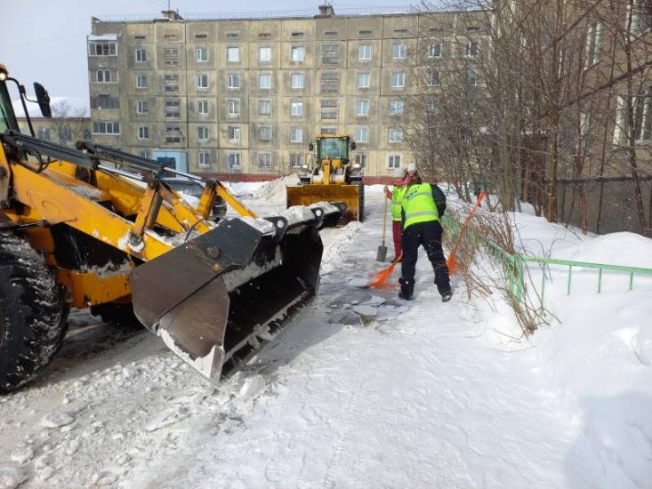 В Североморске коммунальщики продолжают усиленную борьбу со снегом