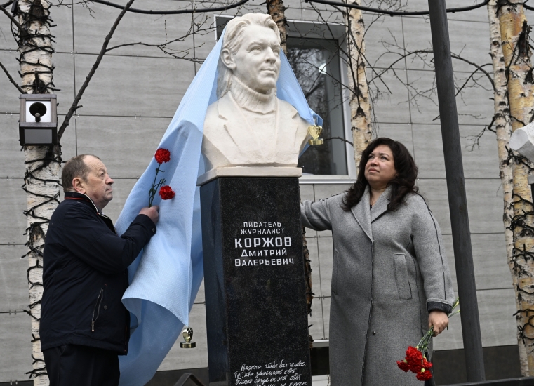 В Мурманске открыли памятный бюст писателя Дмитрия Коржова