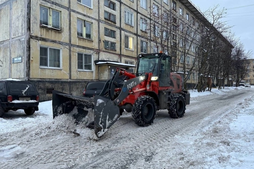 Североморские коммунальщики оперативно приступили к расчистке улиц  после снегопада