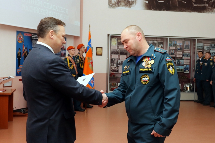 Глава ЗАТО Олег Прасов поздравил пожарных-спасателей