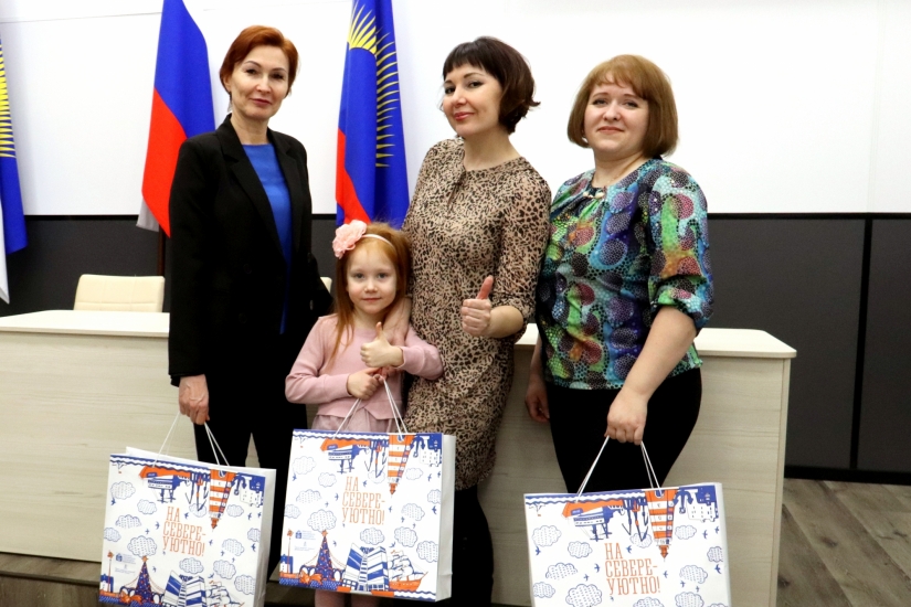 В Североморске наградили победителей конкурса «Окно в Новый год - 2024»