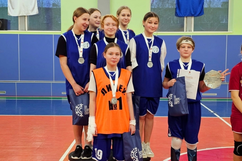 Лицеистки стали серебряным призером Кубка губернатора среди школьных спортивных клубов по мини-футболу