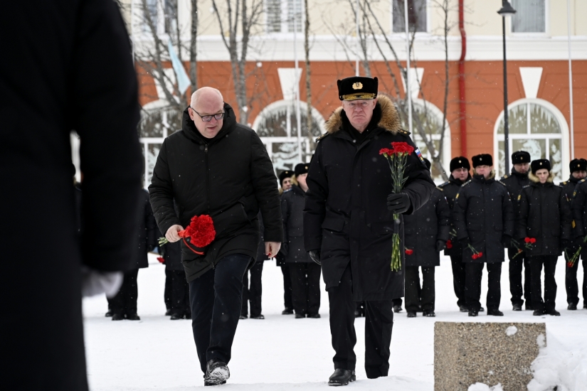 В Североморске почтили память легендарного летчика 