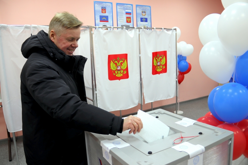 В Североморске проголосовал депутат Мурманской областной Думы Юрий Шадрин