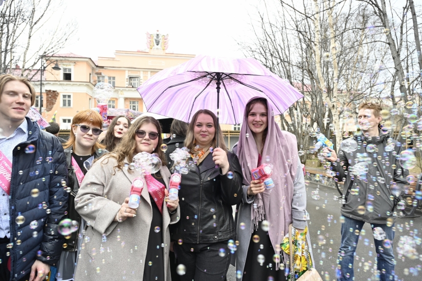 С праздником, дорогие выпускники!