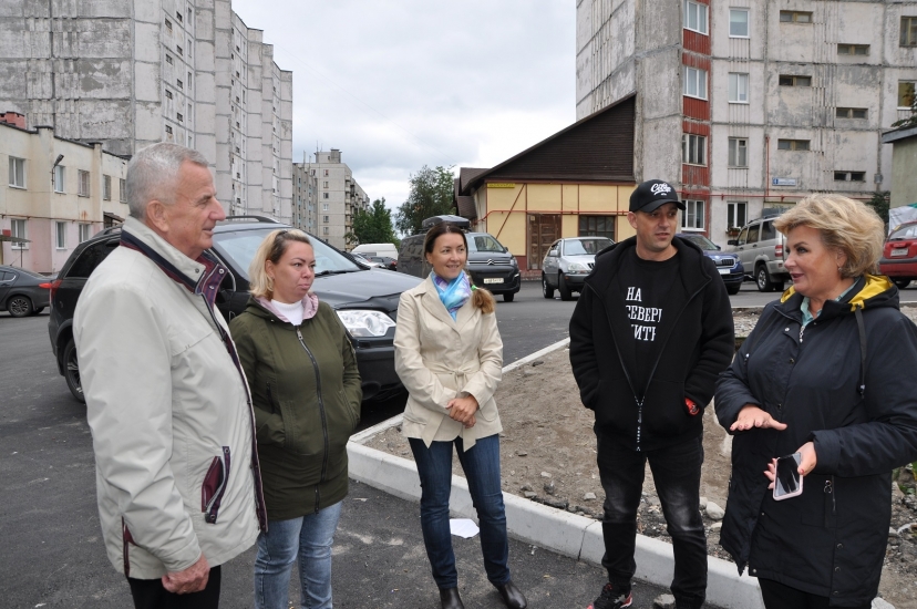 Депутаты и жители детскими площадками довольны