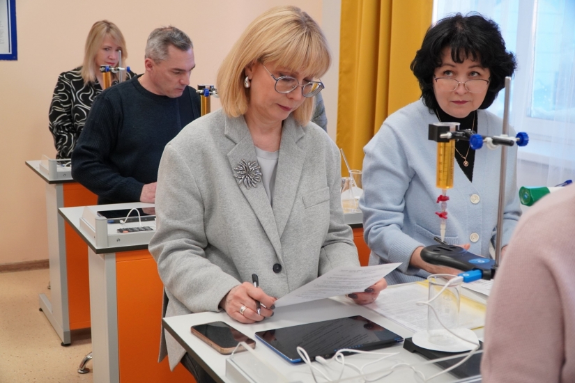 За парты вместо детей!