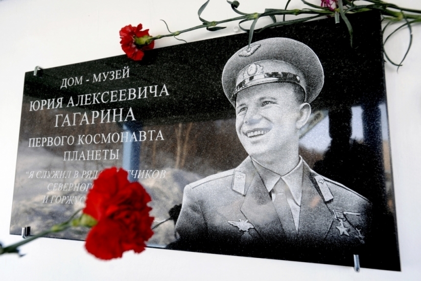 С Днем космонавтики!