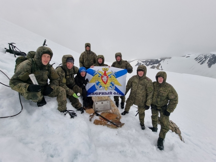 Военнослужащие покорили пик Седова на Новой Земле