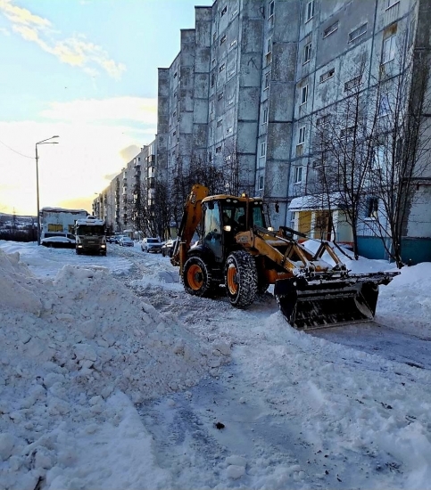 Уборка улично-дорожной сети и придомовых территорий в Североморске ведется в усиленном режиме