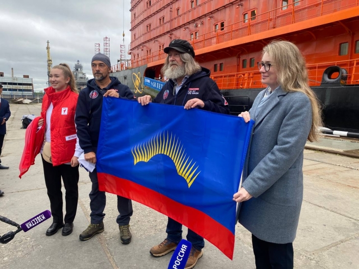 Флаг Мурманской области отправился на Северный полюс