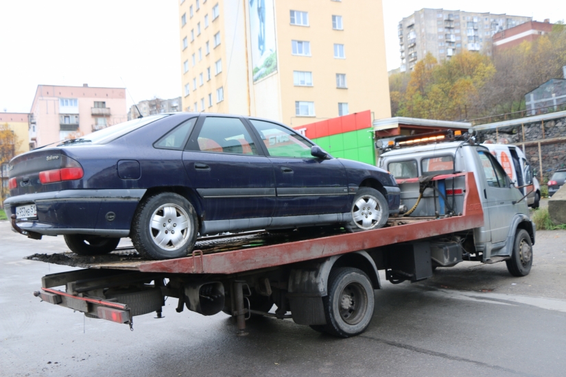 В Североморске продолжается работа по вывозу брошенных разукомплектованных автомобилей