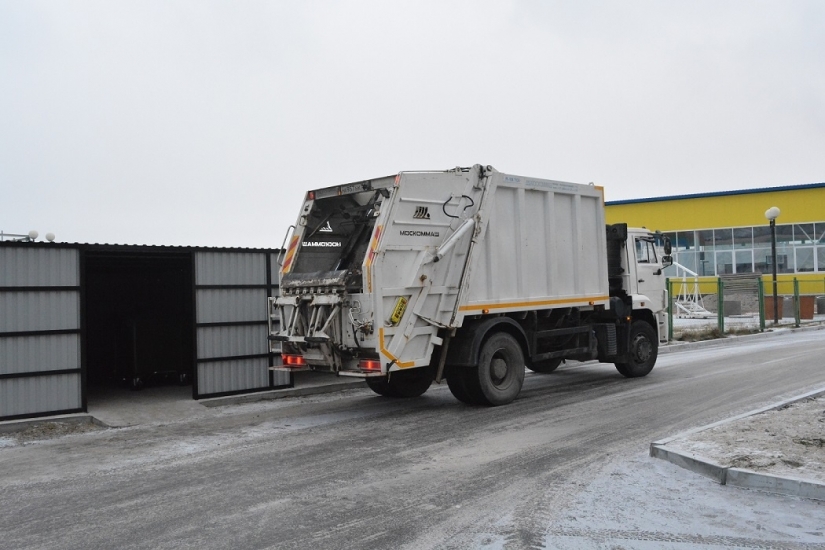 Автовладельцев Заполярья просят не мешать работе мусоровозов в новогодние каникулы