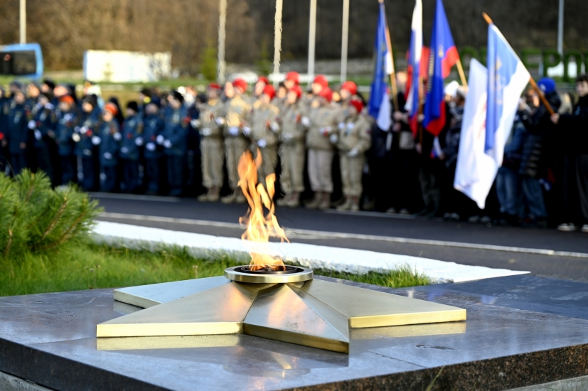 У подножия памятника «Героям североморцам — защитникам Советского Заполярья» сегодня горит Огонь Памяти