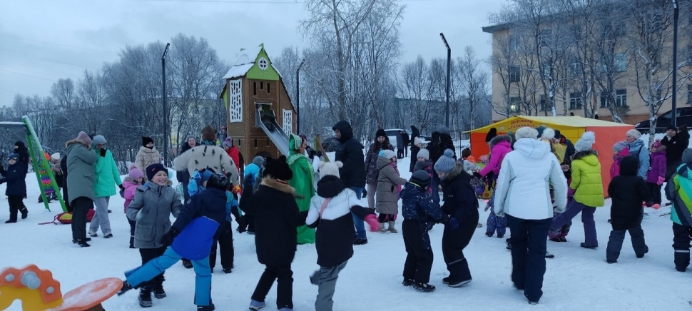 Жители пгт Сафоново зиму встретили  на обновленной детской площадке
