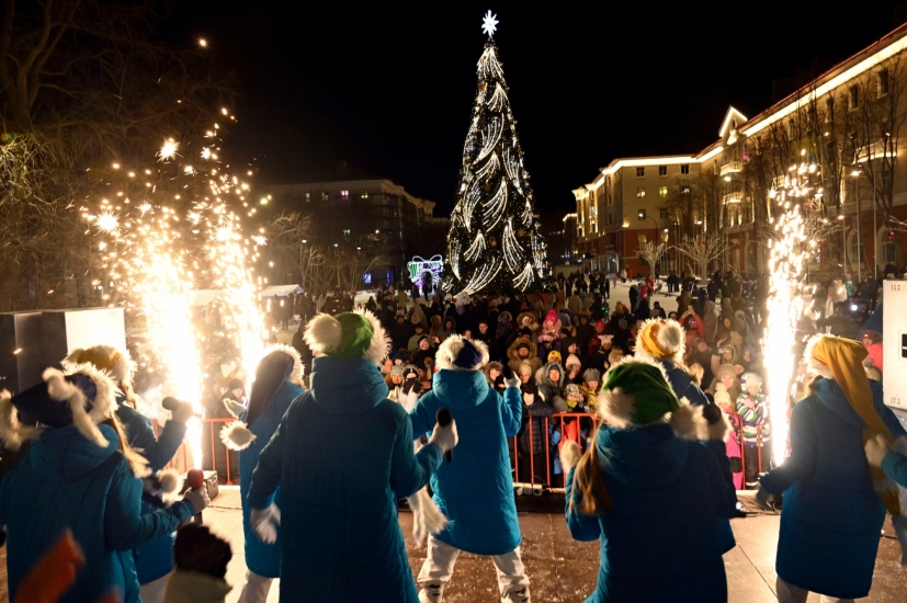 На главной ёлке зажгли огоньки