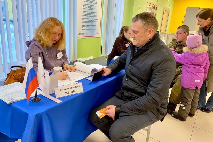 На избирательном участке во флотской столице проголосовал министр энергетики и жилищно-коммунального хозяйства Мурманской области Александр Кобытев