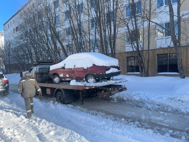 В Североморске продолжается работа по эвакуации брошенных автомобилей